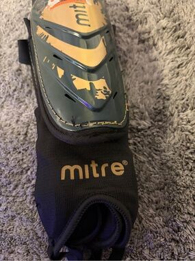 Mitre SHIN GUARDS !! SOCCER !! FITS 4'8" - 6'2" !! GREEN/BLACK / GOLd